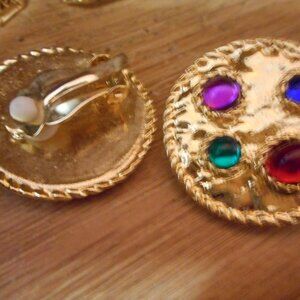 CLIP ON EARRINGS -  ROUND W/ 4 COLOR STONES IN GOLD METAL, BLU, RD. GRN, PURPLE